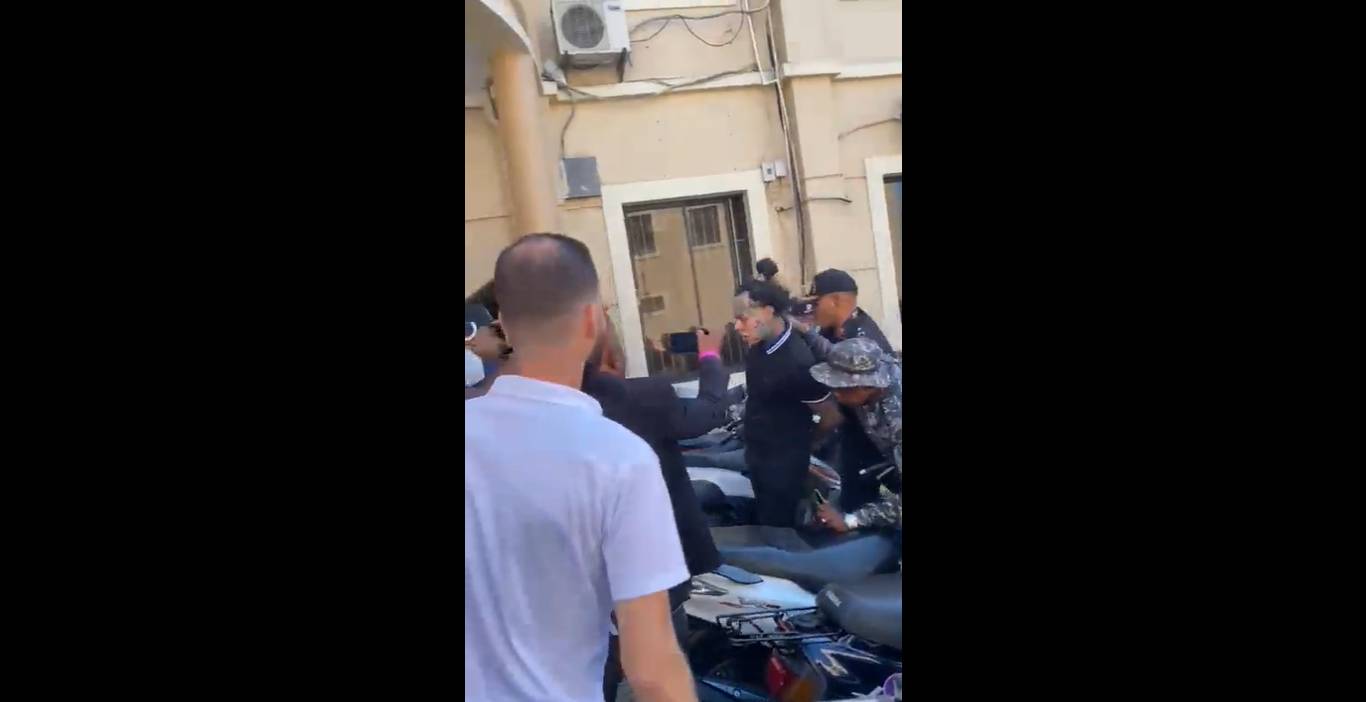 Tekashi en el palacio de justicia de La Vega para conocer coerción