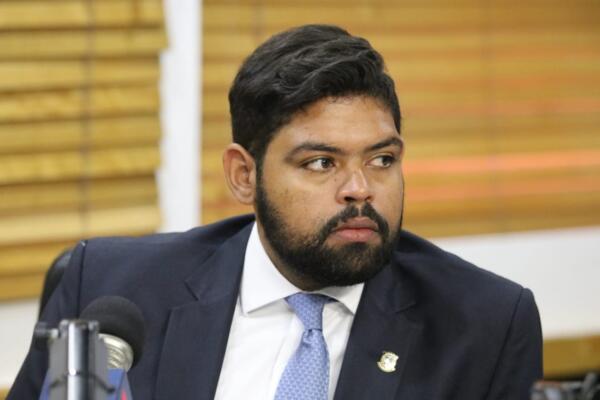 Mediante una carta dirigida al presidente del PLD, Danilo Medina, el legislador indicó que renunciaba como dirigente y miembro del partido.