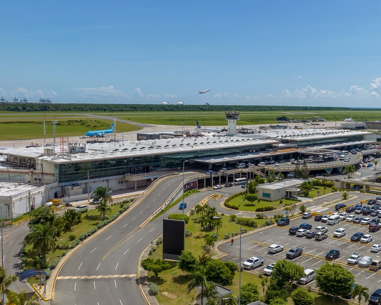 Diputados aprueban renovación de contrato Aerodom