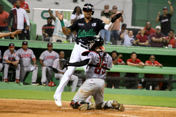 ALFREDO REYES AL MOMENTO QUE ANOTABA LA ÚNICA CARRERA DEL JUEGO QUE LAS ESTRELLAS VENCIERON A LOS LEONES