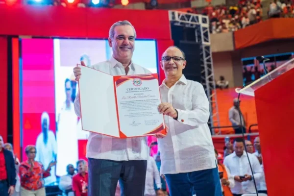 Abinader siendo proclamado en el PRSC