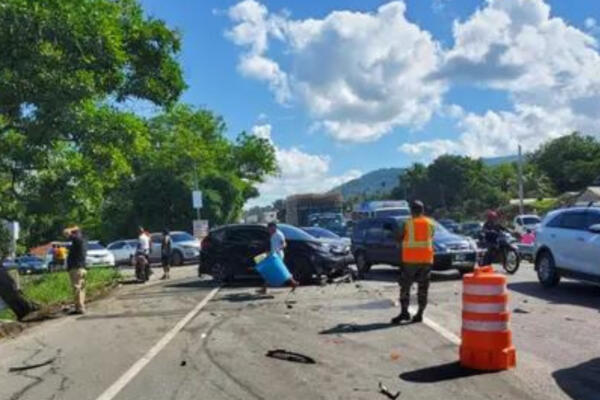 Accidente múltiple en la autopista Duarte. FOTO: Fuente externa.