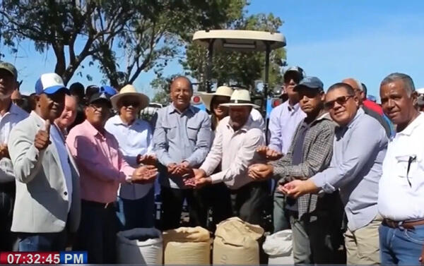 Productores y representantes de Agricultura.  FOTO: Fuente externa