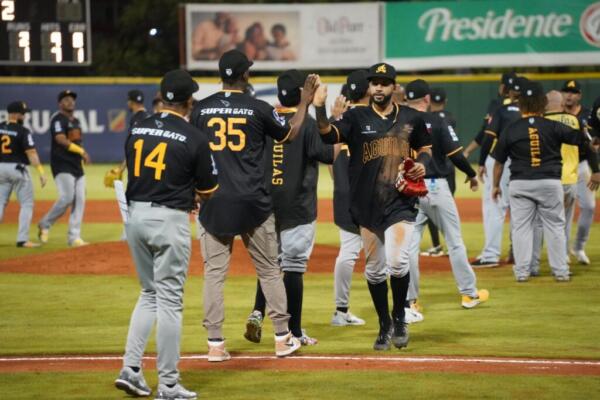 Águilas celebran victoria sobre Toros del Este.