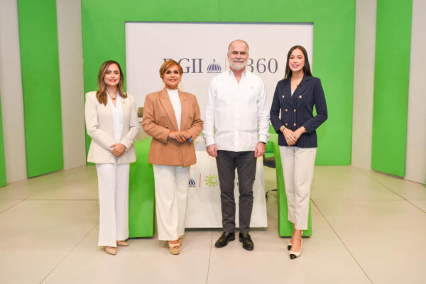 Alejandro Fernández W., Superintendente de Bancos, junto a los talentos de DGII 360