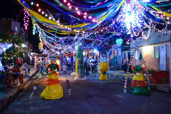 Ambiente navideño en barrio de la capital. (fuente externa) 