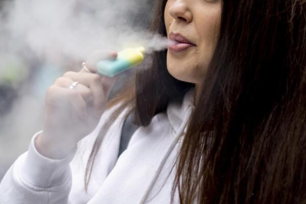Una persona vapeando. Foto: fuente externa.