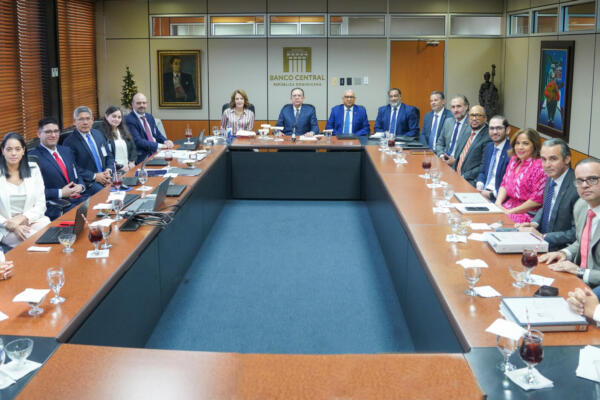 Banco Central evaluó con misión del FMI desempeño de la economia dominicana 
FOTO: Fuente externa