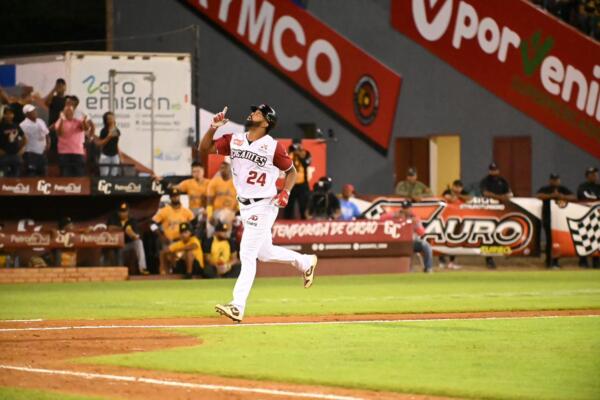 Carlos Peguero conectó el jonrón ganador para las Águilas sobre los Gigantes