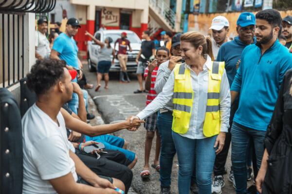 Carolina Mejía durante recorrido por diferentes sectores de la capital. Foto: Fuente externa