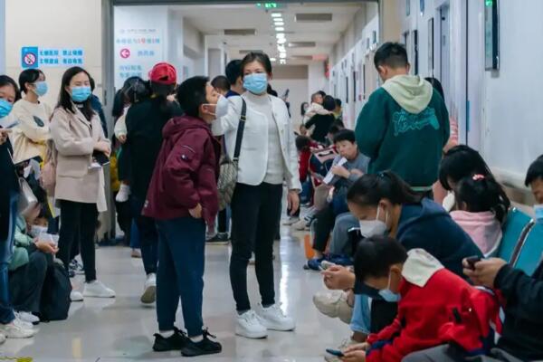 Hospitales de las ciudades del norte de China abarrotados de padres y niños. Foto: fuente externa.