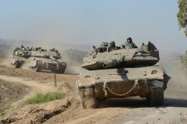 Una caravana de tanques israelíes abandona la Franja de Gaza hacia el sur de Israel al comenzar la tregua con Hamás. Foto: fuente externa.