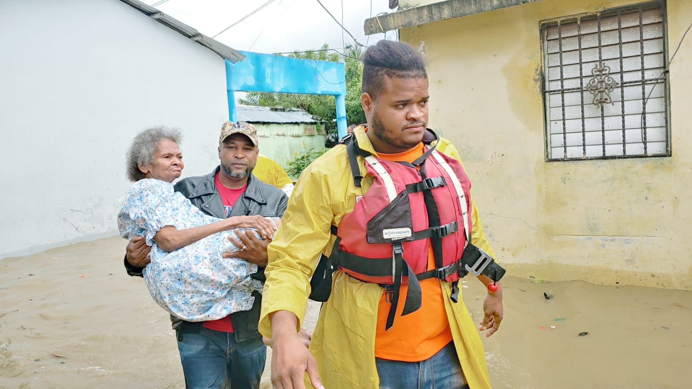 Personas siendo rescatadas de las inundaciones en la comunidad la Islita del sector de Río Mar, en Nagua. Foto: fuente CDN Digital.