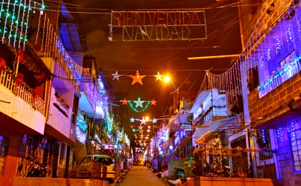 Decoracion navideña en barrio. Foto: fuente externa.