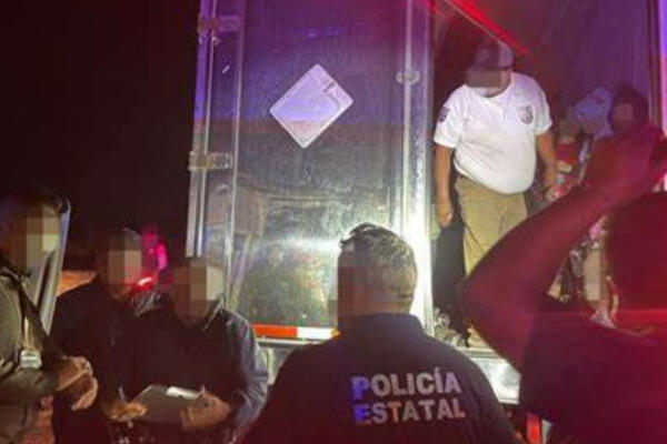 Autoridades mexicanas encuentran migrantes en un tractocamión en Chiapas. FOTO: Fuente externa