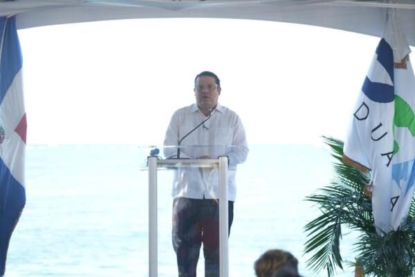 El director de Aduanas, Eduardo Sanz Lovatón en el acto de entrega. Foto: Fuente externa 