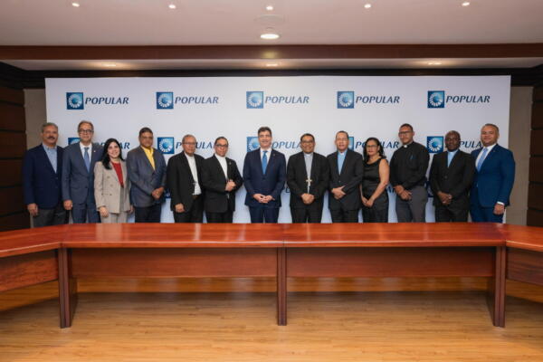 Ejecutivos del Banco Popular y representantes de organizaciones beneficiarias.
Foto: fuente externa