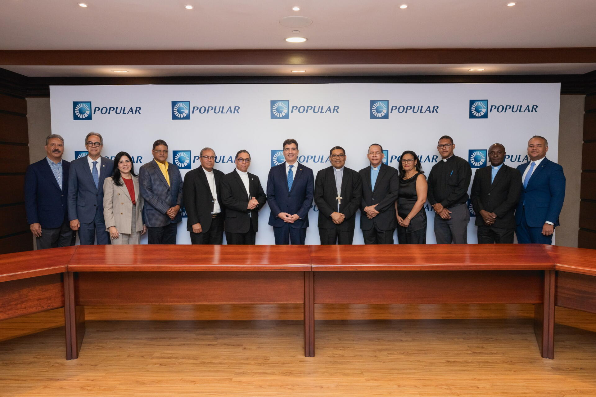 Ejecutivos del Banco Popular y representantes de organizaciones beneficiarias. Foto: fuente externa