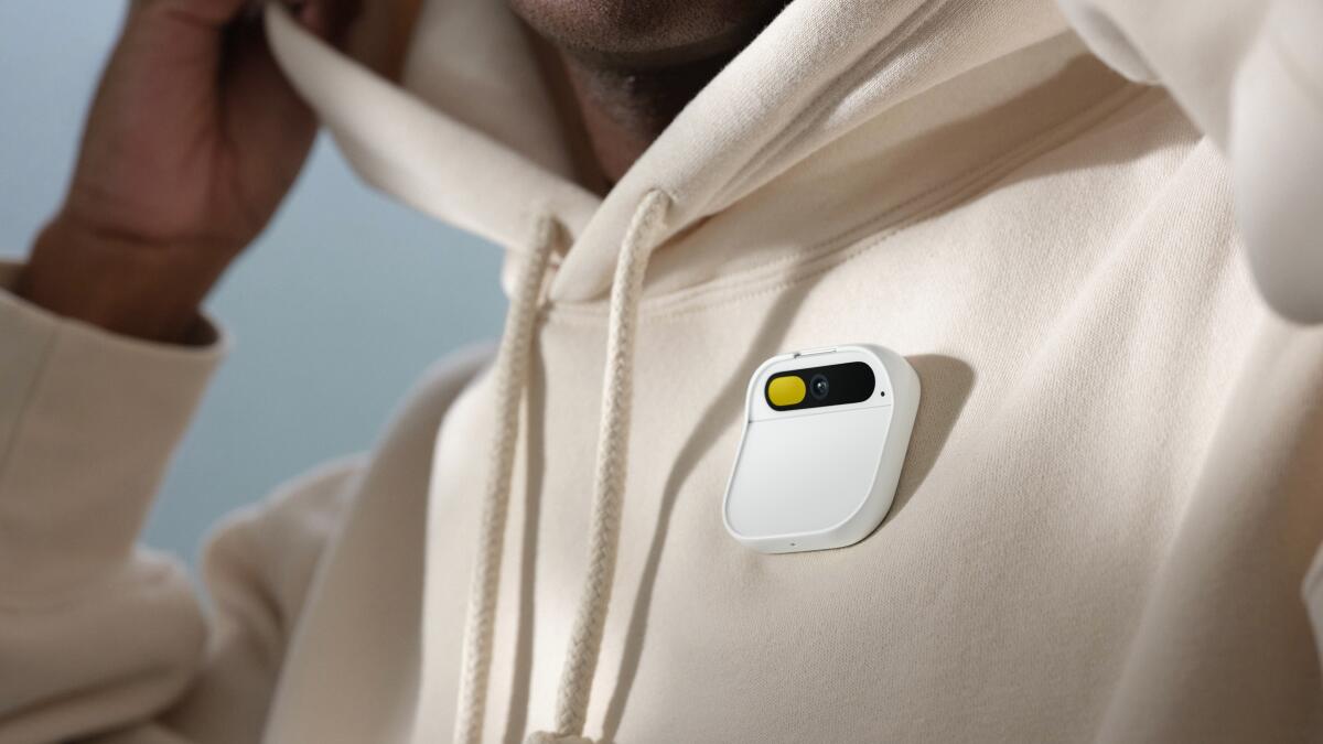 Ejecutivos de Apple lanzan pin con IA que puede grabar, llamar por teléfono y traducir