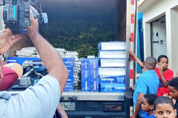 En imagen entrega  de asistencia brindada por alcalde Carlos Guzmán. Foto: Fuente externa  