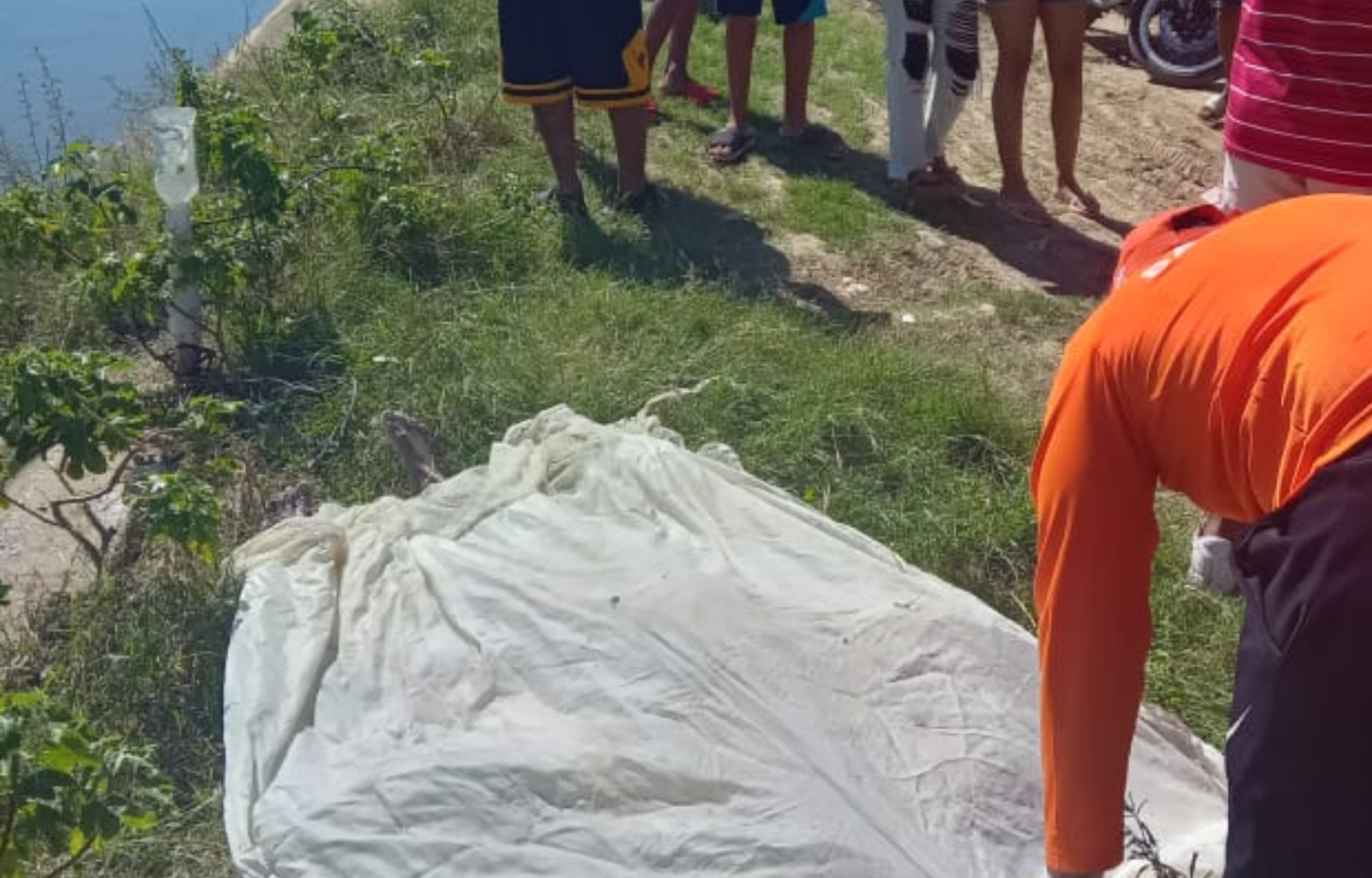 Encuentran cuerpo flotando en canal de riego en Santiago