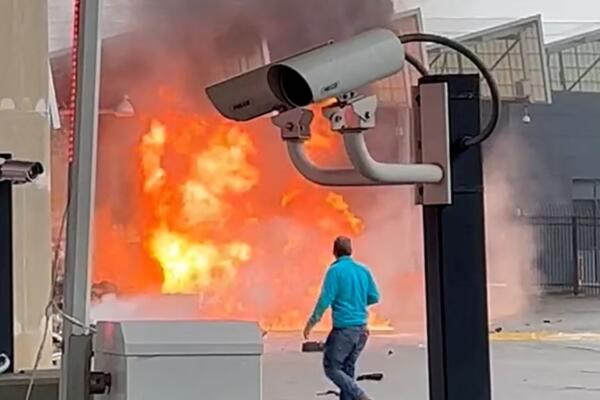 Un vehículo arde después de estallar en el puente Rainbow de las Cataratas del Nágara el 22 de noviembre de 2023. Foto: fuente externa.