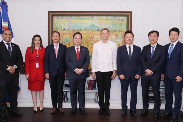 Representantes de Samsung y autoridades dominicanas. Fuente: externa