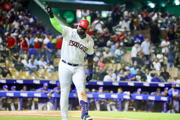 Leones apalean al Licey con Grand Slam de Franmil Reyes