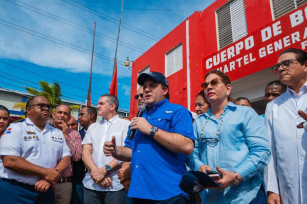 José Paliza  asiste población afectada por disturbio atmosférico. Foto: Fuente externa