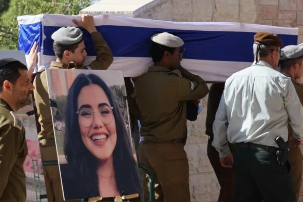 Soldados israelíes llevan el ataúd de la soldado israelí Noa Marciano durante su funeral en Modiin, Israel. Foto: fuente externa.