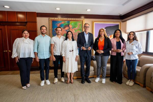 José Mármol recibe reconocimiento junta a su familia.
Foto: fuente externa