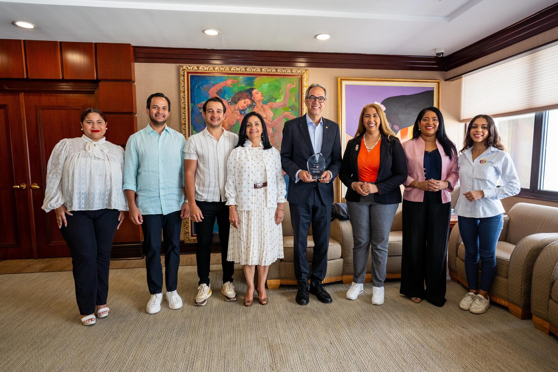 José Mármol recibe reconocimiento junta a su familia. Foto: fuente externa