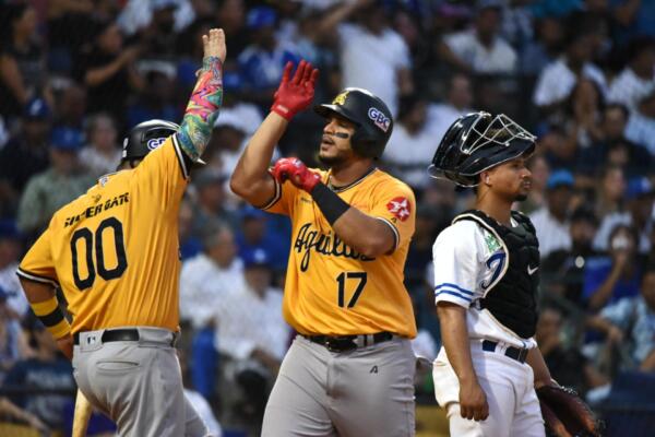Juan Lagares anota una de las carreras de las Águilas en triunfo de este domingo frente al Licey