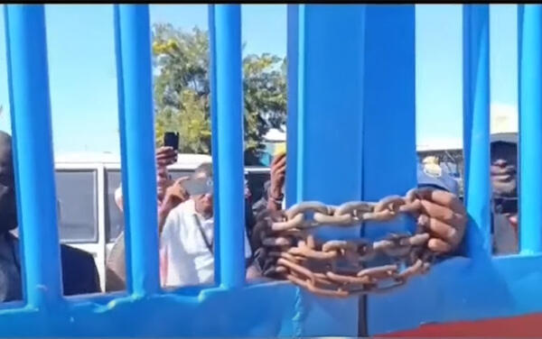 Camioneros rompen la cadena del portón fronterizo en Juana Méndez. (CDN grupal).