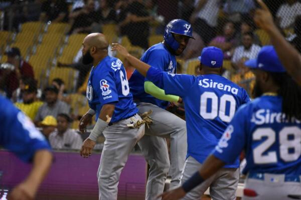 Jugadores del Licey celebrando en medio del juego frente a las Águilas