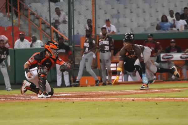 Julio Carreras se desliza quieto en el plato, en la victoria de los Gigantes frentre los Toros dle Este