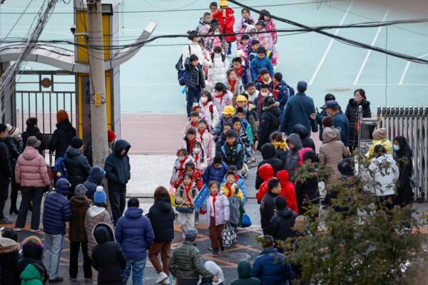Estudiantes abandonan una escuela en Pekín este jueves. Foto: fuente externa.