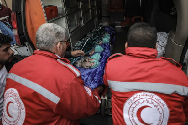 Imagen del traslado de bebés prematuros de Gaza a Egipto. Foto: fuente externa.