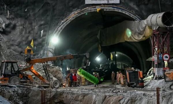 Una grúa traslada una parte de una máquina perforadora durante la última fase de la operación de rescate de los 41 hombres atrapados por el derrumbe del tínel. Foto: fuente externa.