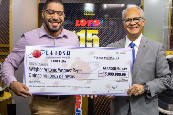 Leidsa entrega RD$ 15 millones a empleado bancario, ganador 449 del Loto