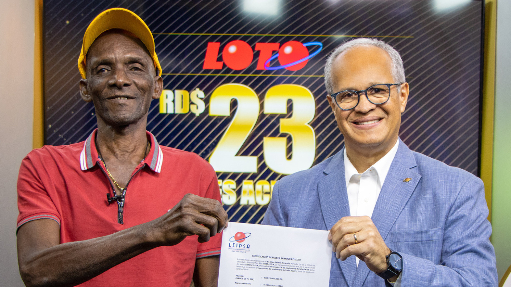 Leidsa entrega certificado a mecánico que ganó RD$23 millones