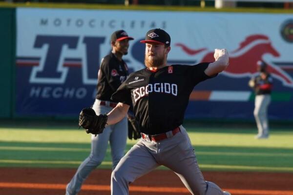 Leones bajo el liderazgo de Parkinson blanqueada a los Toros.