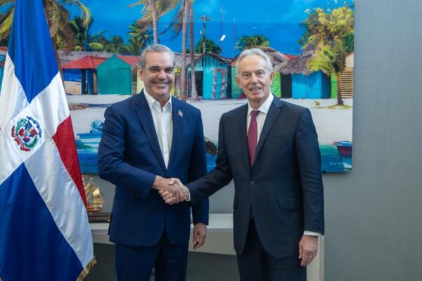 Luis Abinader y Tony Blair. Foto: Fuente externa 