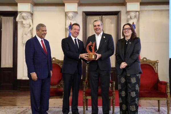 Presidente Luis Abinader entregando el Premio Nacional de la Calidad al ministro de Industria y Comercio, Víctor Ito Bisonó (Foto fuente externa).