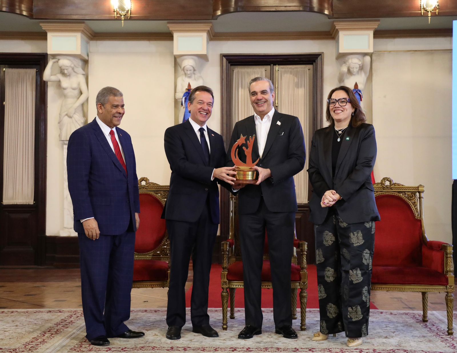 MICM recibe máximo galardón en Premio Nacional de la Calidad del Sector Público