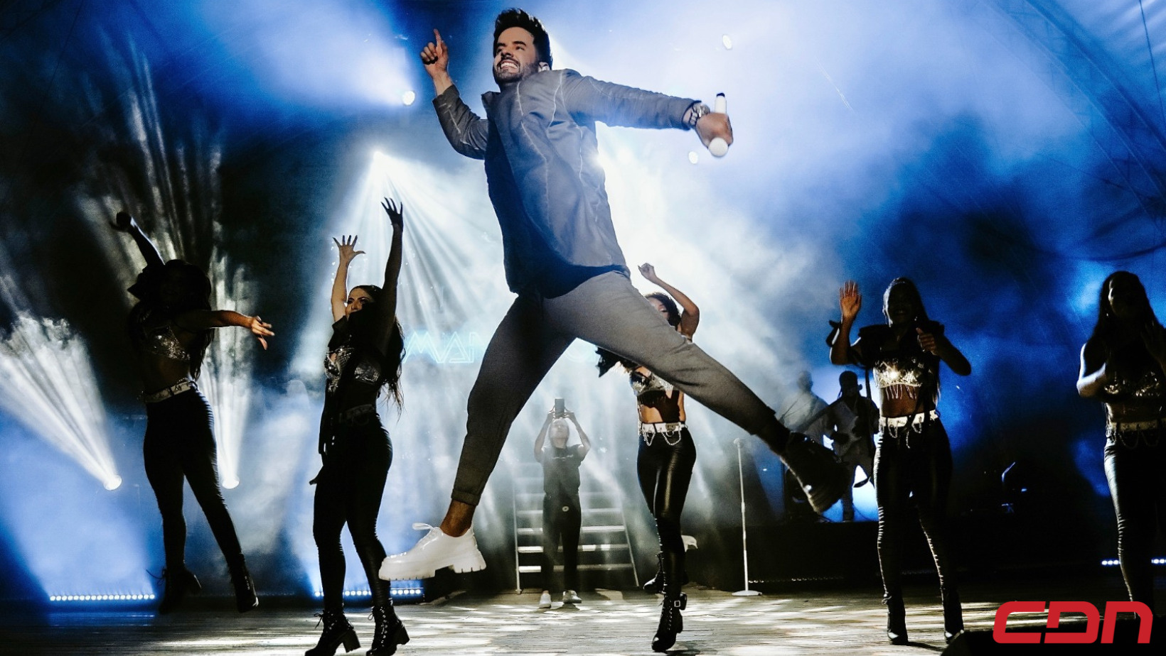 Manny Cruz celebra el merengue a casa llena en Puerto Plata