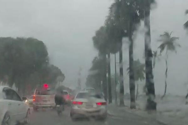 Día de lluvia y vehículos en el Malecón SD. Foto: Fuente externa.