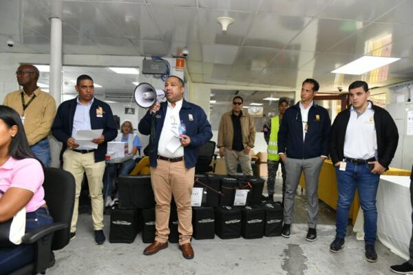 Miembros de la JCE en SDE.
Foto: fuente externa