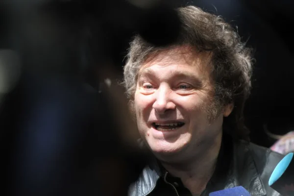 El candidato a la Presidencia de Argentina líder de La Libertad Avanza (ultrederecha), Javier Milei, habla con medios de comunicación hoy en Buenos Aires (Argentina). EFE/ Enrique García Medina