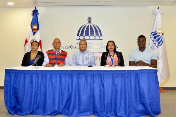 Rafael Pérez, director de Deporte escolar, y miembros del Ministerio de Deporte Foto: Fuente externa 